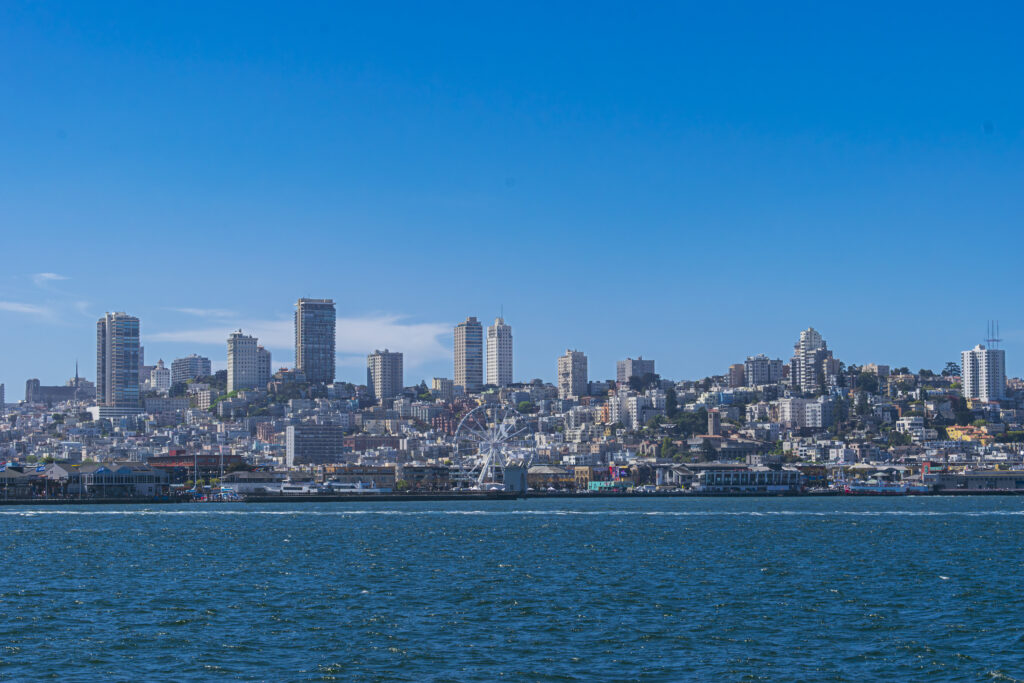 Vista para Fisherman's Wharf com a roda gigante Skystar