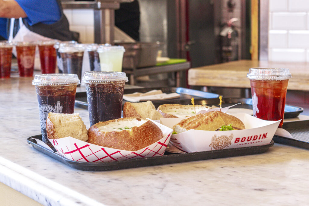 Sopa servida em pão sourdough na Boudin Bakery