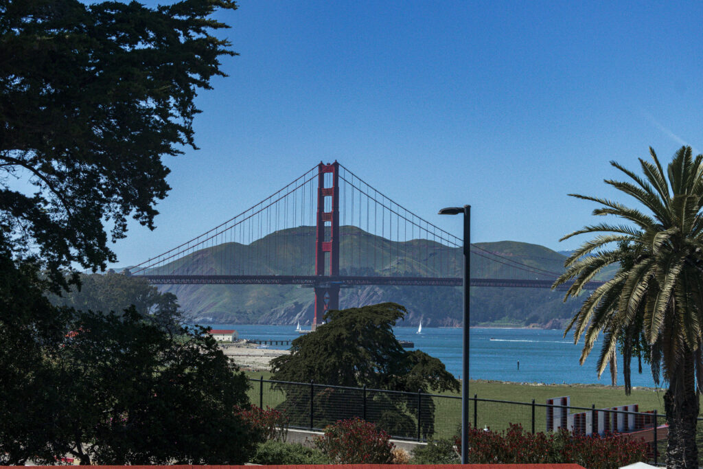Vista do Main Parade Lawn para a Golden Gate Bridge