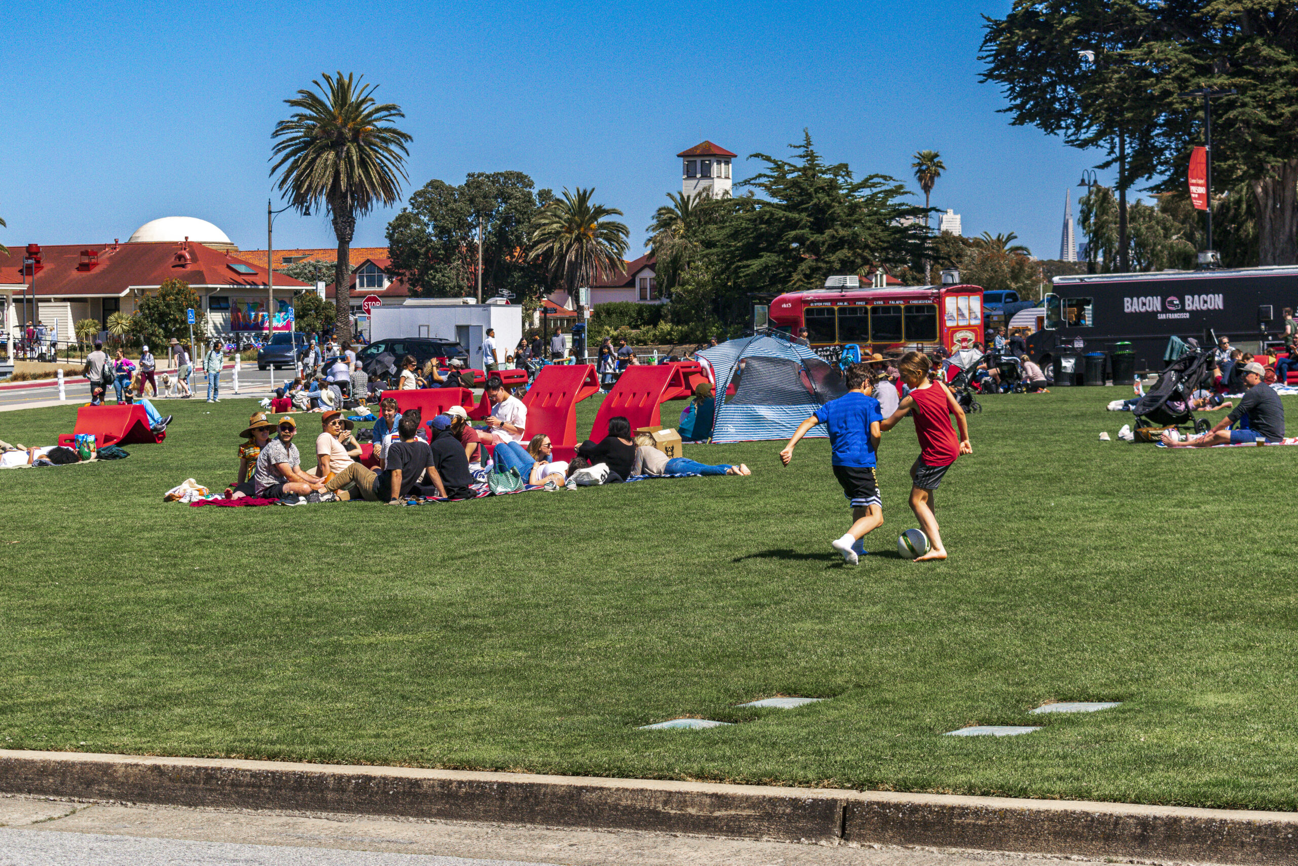 Main Parade Lawn em frente ao Walt Disney Family Museum Main Parade Lawn em frente ao Walt Disney Family Museum