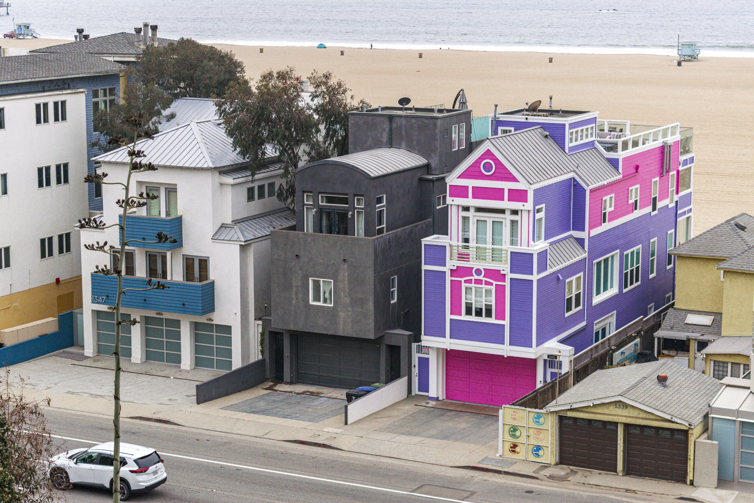 Casas coloridas próximas ao Pier de Santa Monica também estão dentre os atrativos da região Casas coloridas próximas ao Pier de Santa Monica também estão dentre os atrativos da região