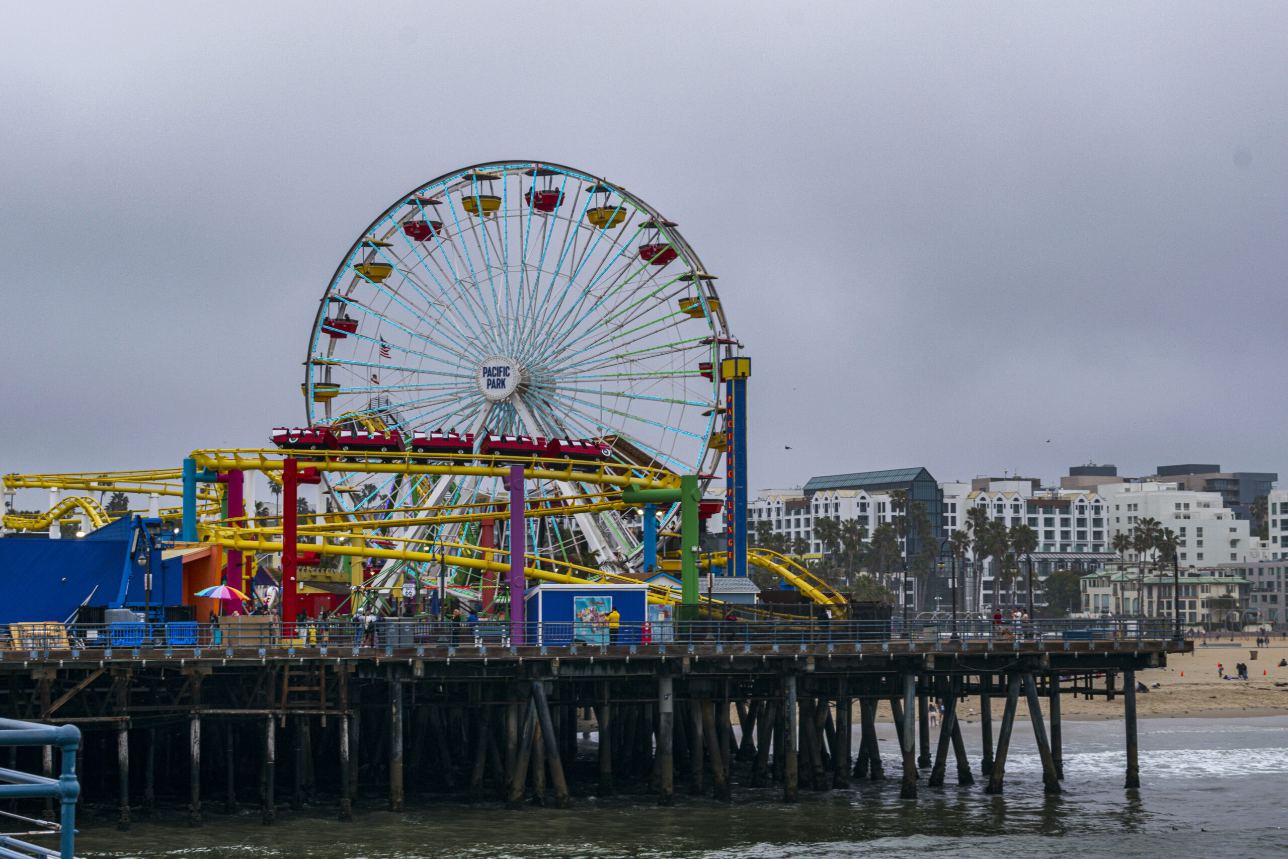 O Pacific Park é o parque de diversões do Pier de Santa Monica O Pacific Park é o parque de diversões do Pier de Santa Monica