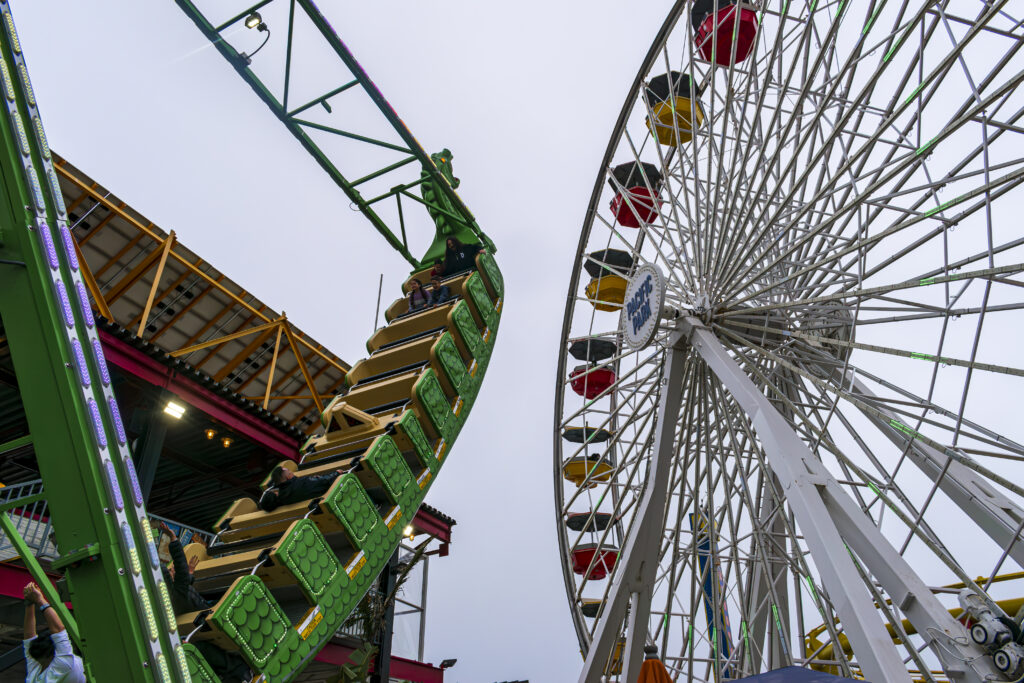 Barco Vicking e roda-gigante estão dentre os atrativos do parque