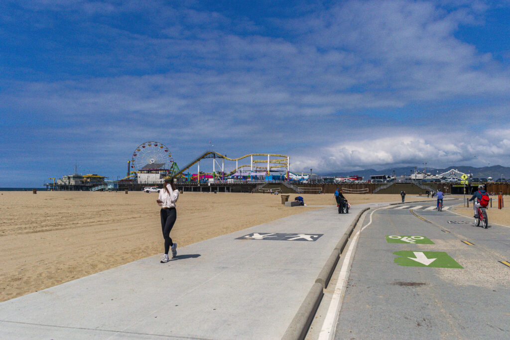 A orla de Santa Monica é muito utilizada para corridas e caminhadas