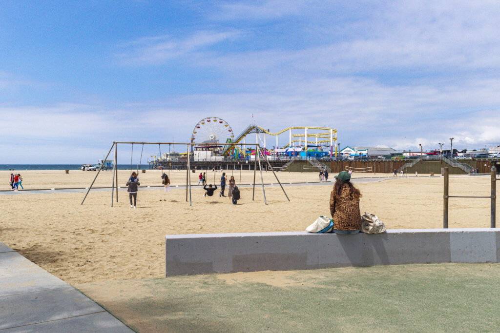 A praia de Santa Monica está equipada com playground e equipamentos de ginástica
