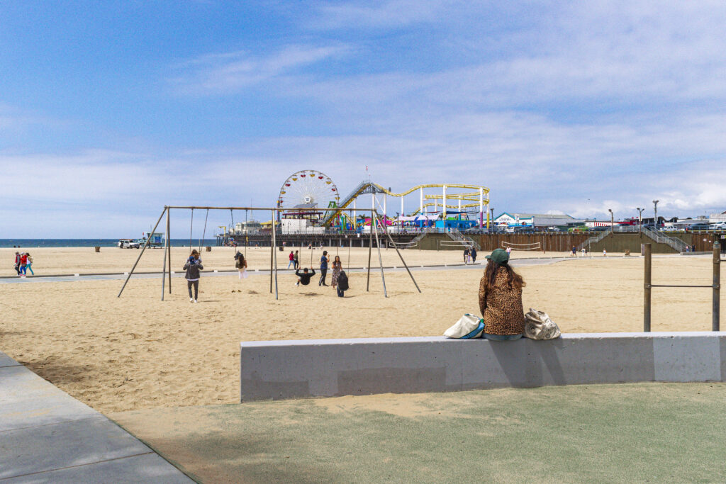 A praia de Santa Monica está equipada com playground e equipamentos de ginástica