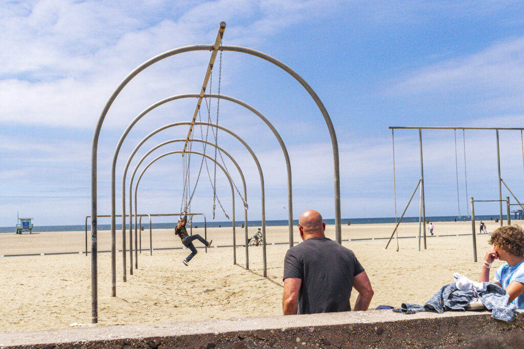 Swingers estão a disposição dos transeuntes para treino na praia