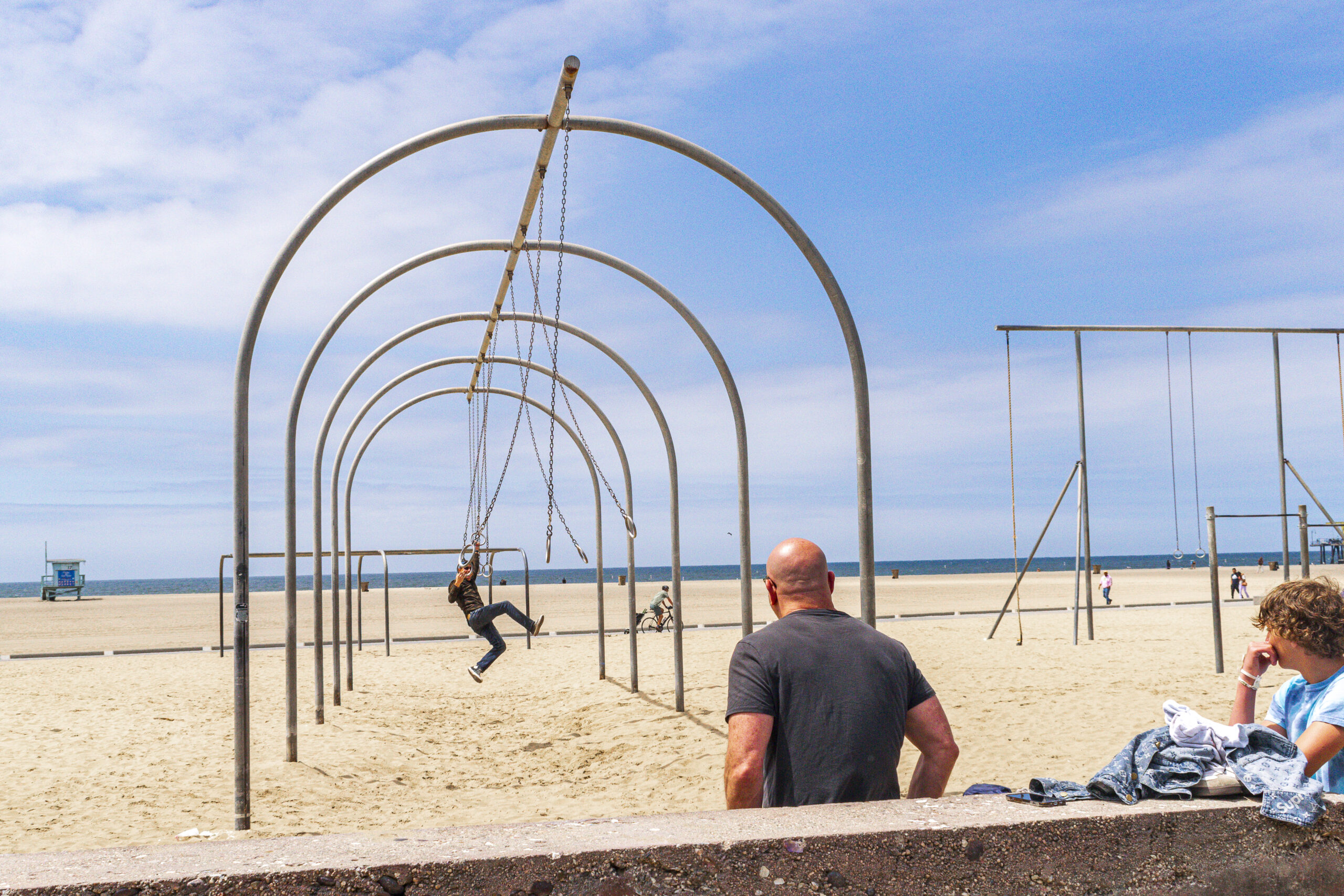 Swingers estão a disposição dos transeuntes para treino na praia Swingers estão a disposição dos transeuntes para treino na praia