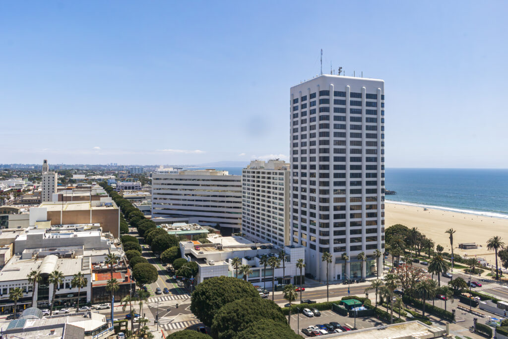 Nos dias quentes, Santa Monica fica repleta de turistas na praia