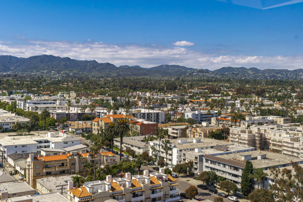 A cidade de Santa Monica é bem arborizada e possui prédios baixos