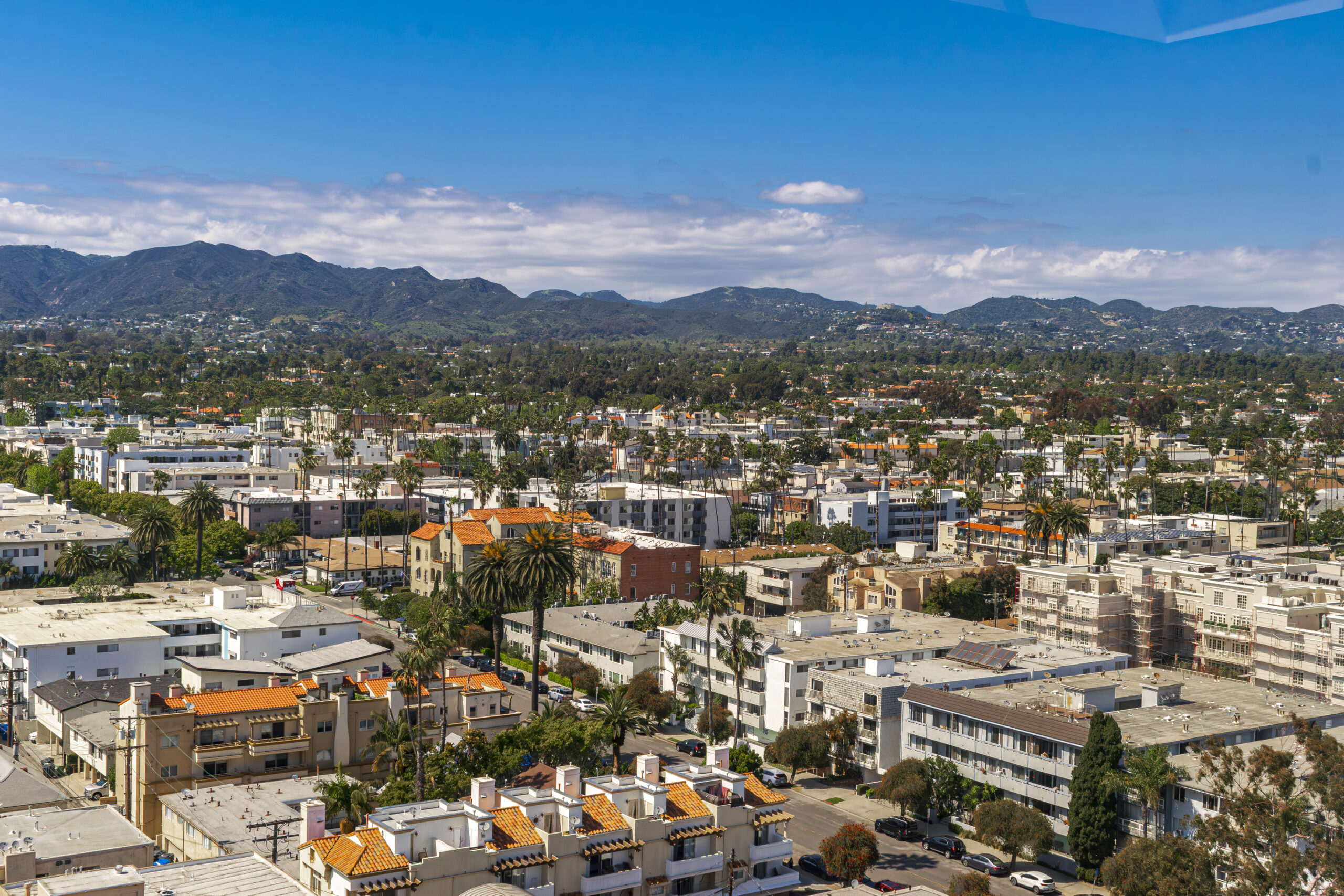 A cidade de Santa Monica é bem arborizada e possui prédios baixos A cidade de Santa Monica é bem arborizada e possui prédios baixos