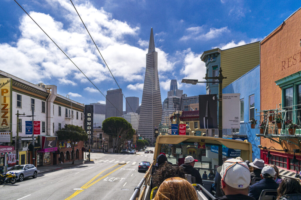 Transamerica Pyramid é o segundo edifício mais alto da cidade com  48 andares e 260 m