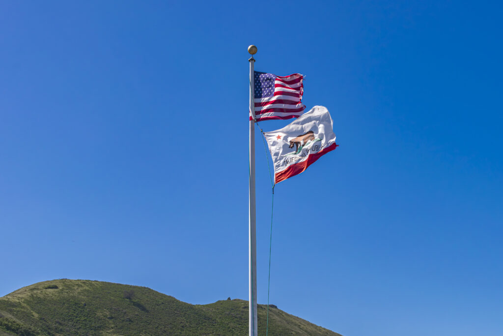 Bandeiras dos Estados Unidos e estado a Califórnia