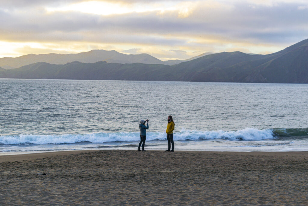 Ao final do dia, a Baker Beach é procurada por casais para assistirem ao pôr do sol