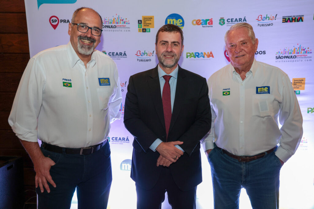Sergio Gouvea da Promo Marcelo Freixo presidente da Embratur e Roy Taylor do ME Roadshow M&E Nacional 2025 reforça conhecimento como principal ativo do agente de viagens