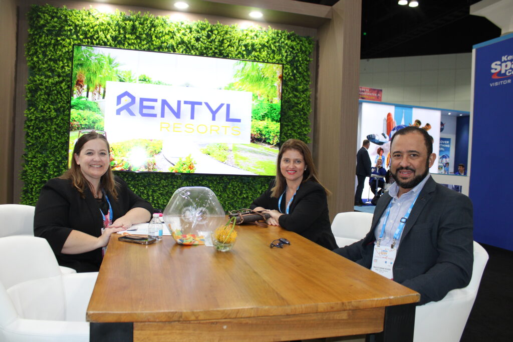 Shannon Serventi, da Rentyl Resort, com Joice Ferreira e Paulo Cesar, da Magic Blue Turismo