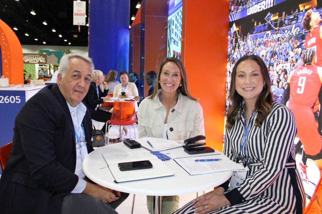 Sylvio Ferraz, da BeFly, com Hailey Meier e Danielle Pechous, da Orlando Magic