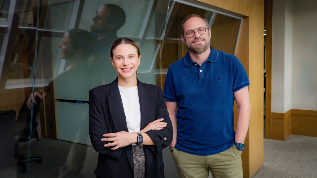 Tatiane Alves Diretora BeFly Conecta e Oner Travel e Luti Guimaraes VP de Negocios da BeFly BeFly e Esfera, do Grupo Santander, fecham parceria para benefícios e vantagens aos clientes