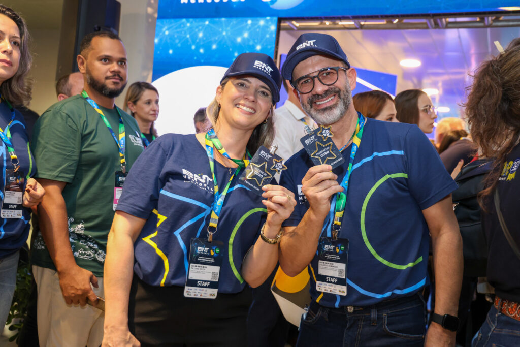 Tatiane Rech e Eduardo Domingos receberam das mãos do Geninho a credencial de ouro da BNT Mercosul