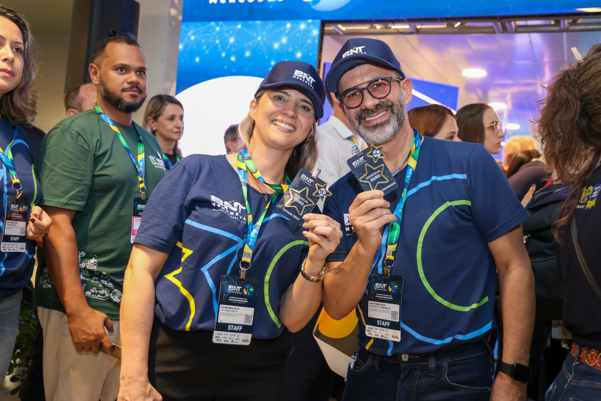 Tatiane Rech e Eduardo Domingos receberam das mãos do Geninho a credencial de ouro da BNT Mercosul Tatiane Rech e Eduardo Domingos receberam das mãos do Geninho a credencial de ouro da BNT Mercosul