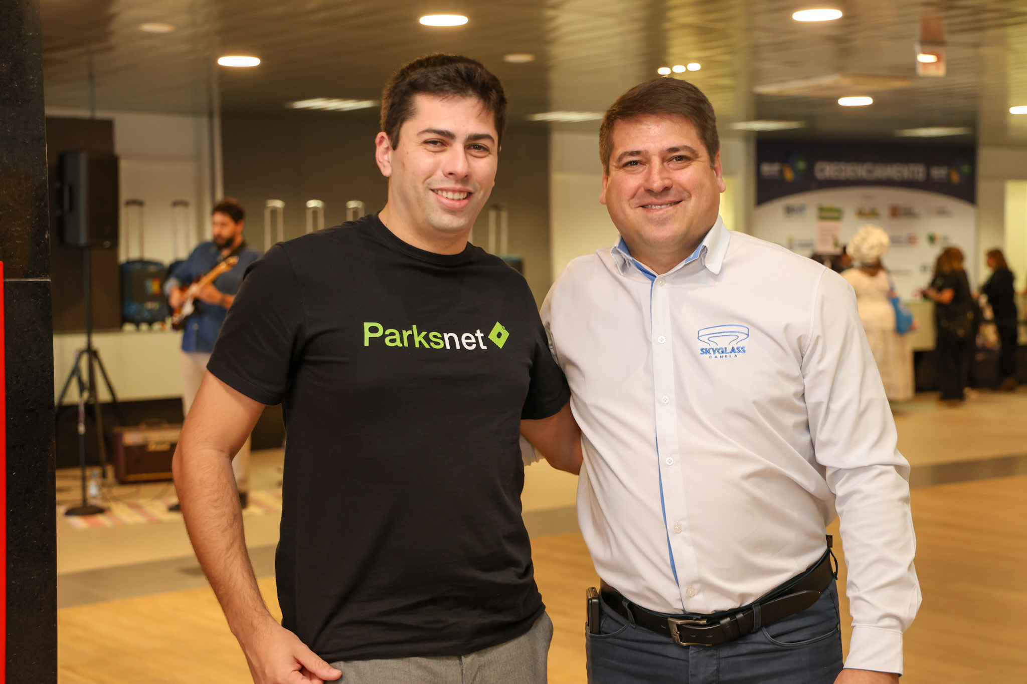 Thiago Samejima, do Parksnet, e Alex Bonareti, diretor geral do Skyglass Canela Thiago Samejima, do Parksnet, e Alex Bonareti, diretor geral do Skyglass Canela