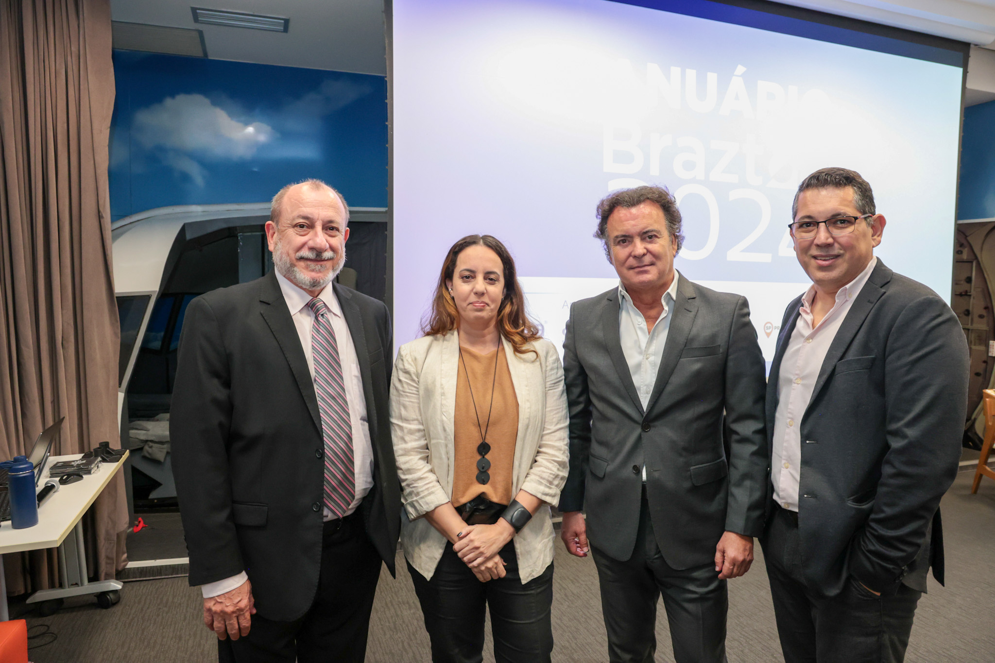 Toni Sando, do Visite São Paulo e UNEDESTINOS, Marina Figueiredo, presidente executiva da Braztoa, Flávio Peruzzi, da Clia Brasil e Fabiano Camargo, presidente do conselho da Braztoa