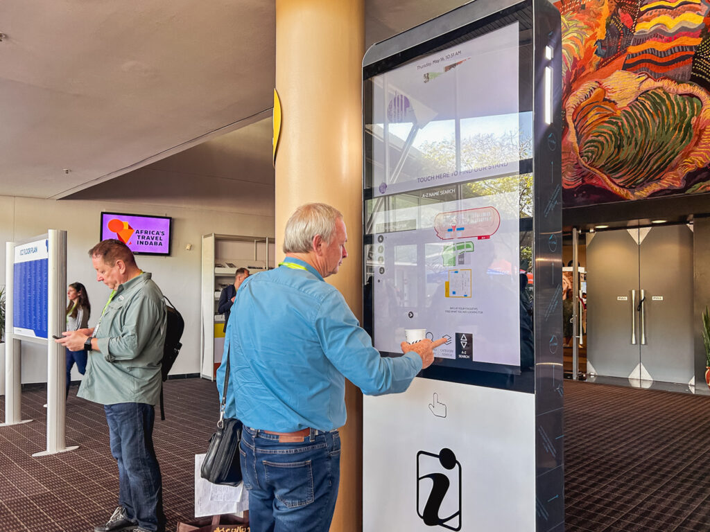 Um totem digital está a disposição para ajudar os visitantes a se localizarem