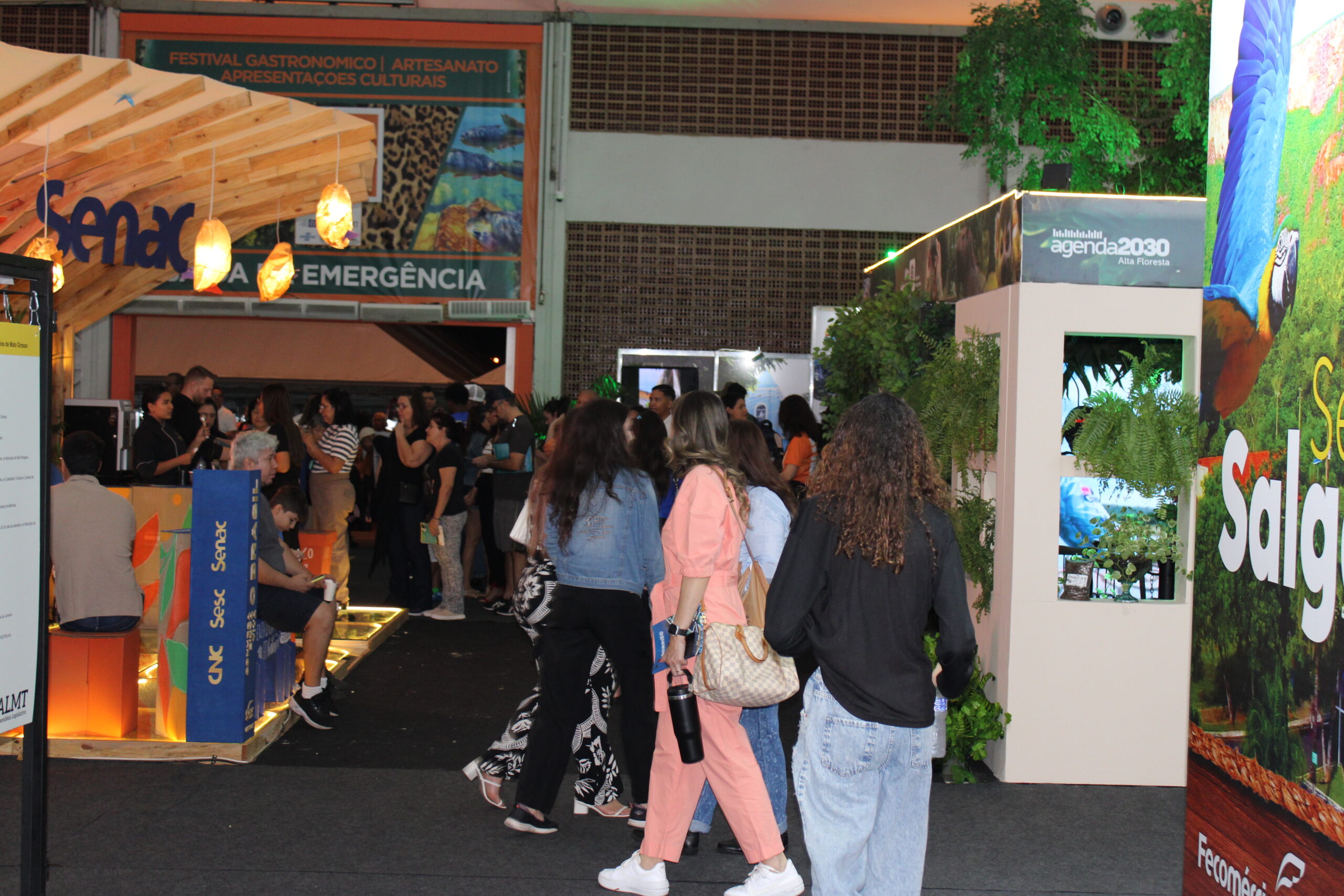 Vai e vem de visitantes pelos corredores do espaço de Exposição