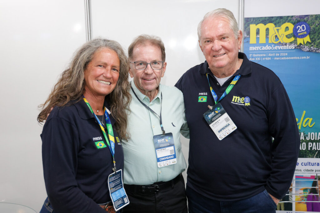 Valdir Walendowsky, secretário de Turismo de Brusque, entre Mari Masgrau e Roy Taylor, do M&E