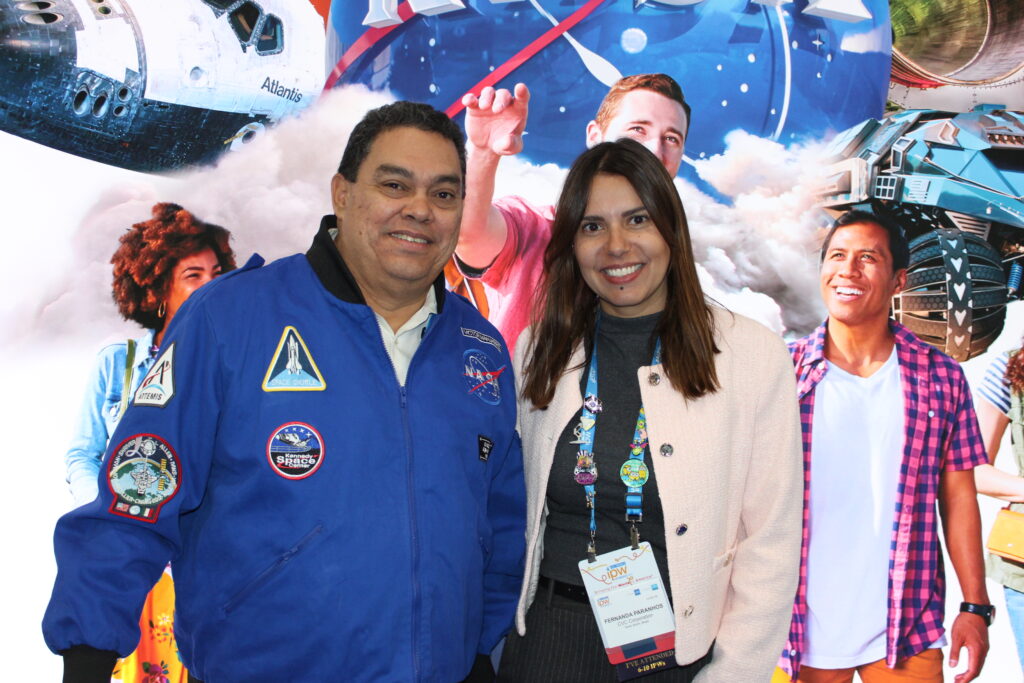 Victor Contreras, do Kennedy Space Center, e Fernanda Paranhos, da CVC