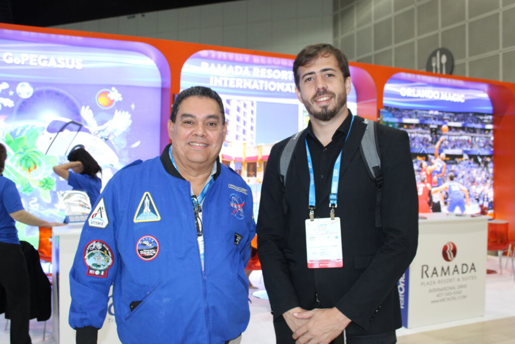 Victor Contreras, do Kennedy Space Center, e Yago Masid, da Azul Viagens