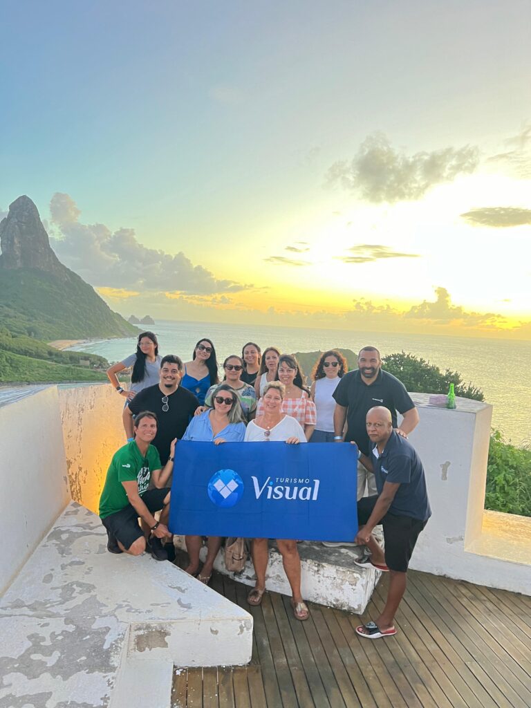 Famtour da Visual Turismo no pôr do sol na praia