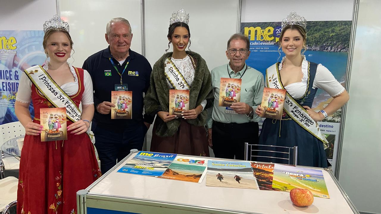 Roy Taylor, do M&E, com Valdir Walendowsky e equipe de Brusque (SC)
