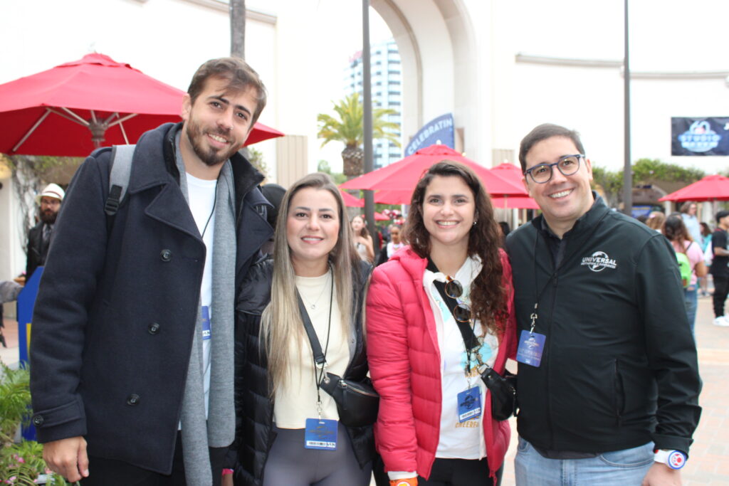 Yago Masid, Natalia Saderi e Giulliana Mesquita, da Azul Viagens, com Martim Diniz, da Universal