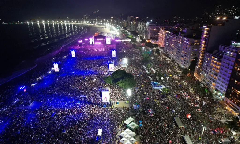 Público lotou as areias de Copacabana para ver o último show da carreira da Madonna (Divulgação/Fabio Motta/Prefeitura do RJ)