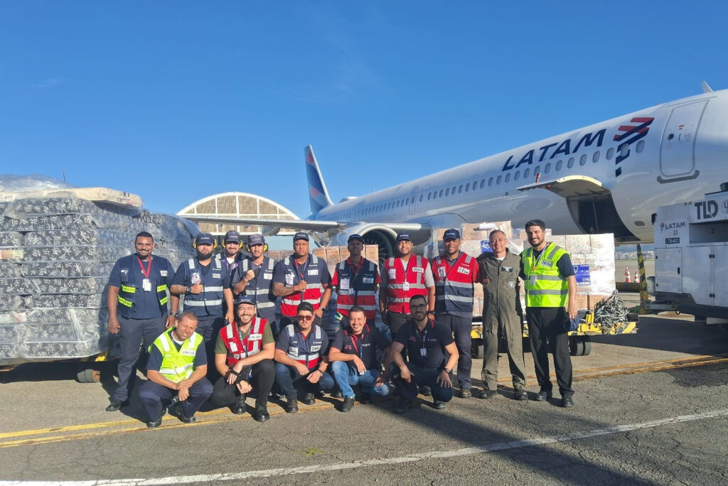 Latam embarca mais de 7 toneladas de ajuda humanitária para o Rio Grande do Sul Latam embarca mais de 7 toneladas de ajuda humanitária para o Rio Grande do Sul