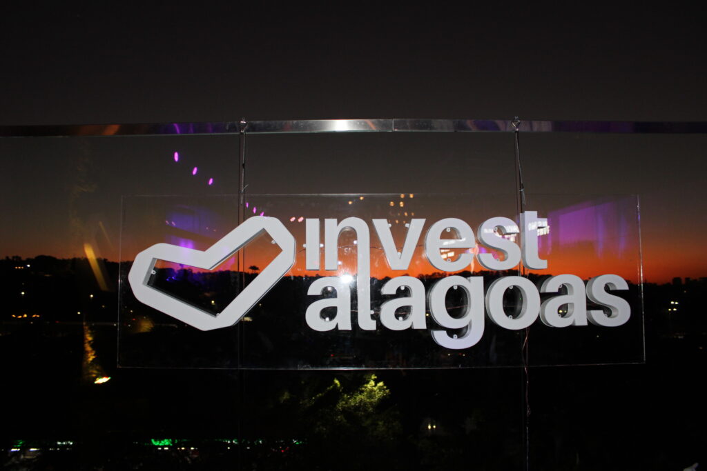 Logo do evento Invest Alagoas sobre o por do sol de São Paulo (Divulgação/Manuela Miniguini)