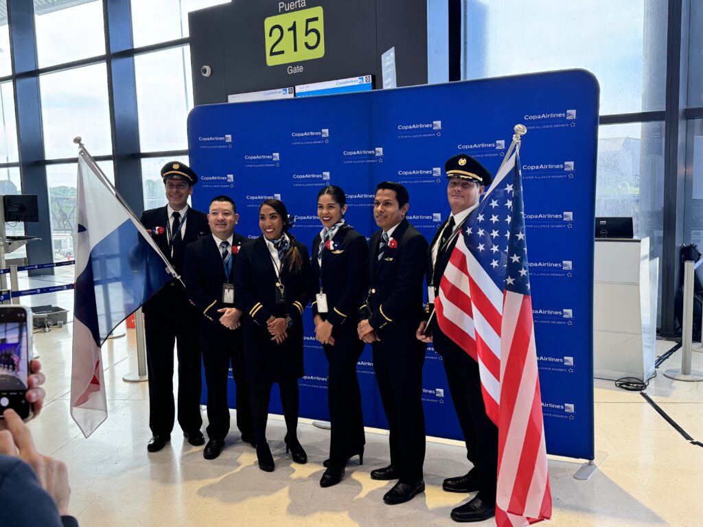 Pilotos e tripulantes do primeiro voo Panamá-Raleigh-Durham