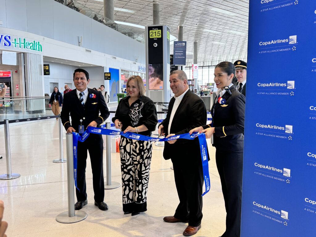 Momento em que Maria Alejandra e Claudio cortam a fita simbolizando a inauguração oficial do voo Panamá-Raleigh-Durham