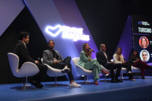 Apresentação do último painel do Invest Alagoas com Giuliana Mesquita (Head de Produtos da Azul Viagens), Adriana Vasconcelos (Diretora comercial da MME Hotéis e empreendimentos), Mário Vasconcelos (CEO do Grupo Amarante), Alexandre Apendino (Diretor executivo de Atendimento e Relacionamento da TOVS), mediado por Bárbara Braga e Silvio Bulhões, Secretários de Turismo e Tecnologia de Alagoas, respectivamente (Manuela Miniguini/M&E)