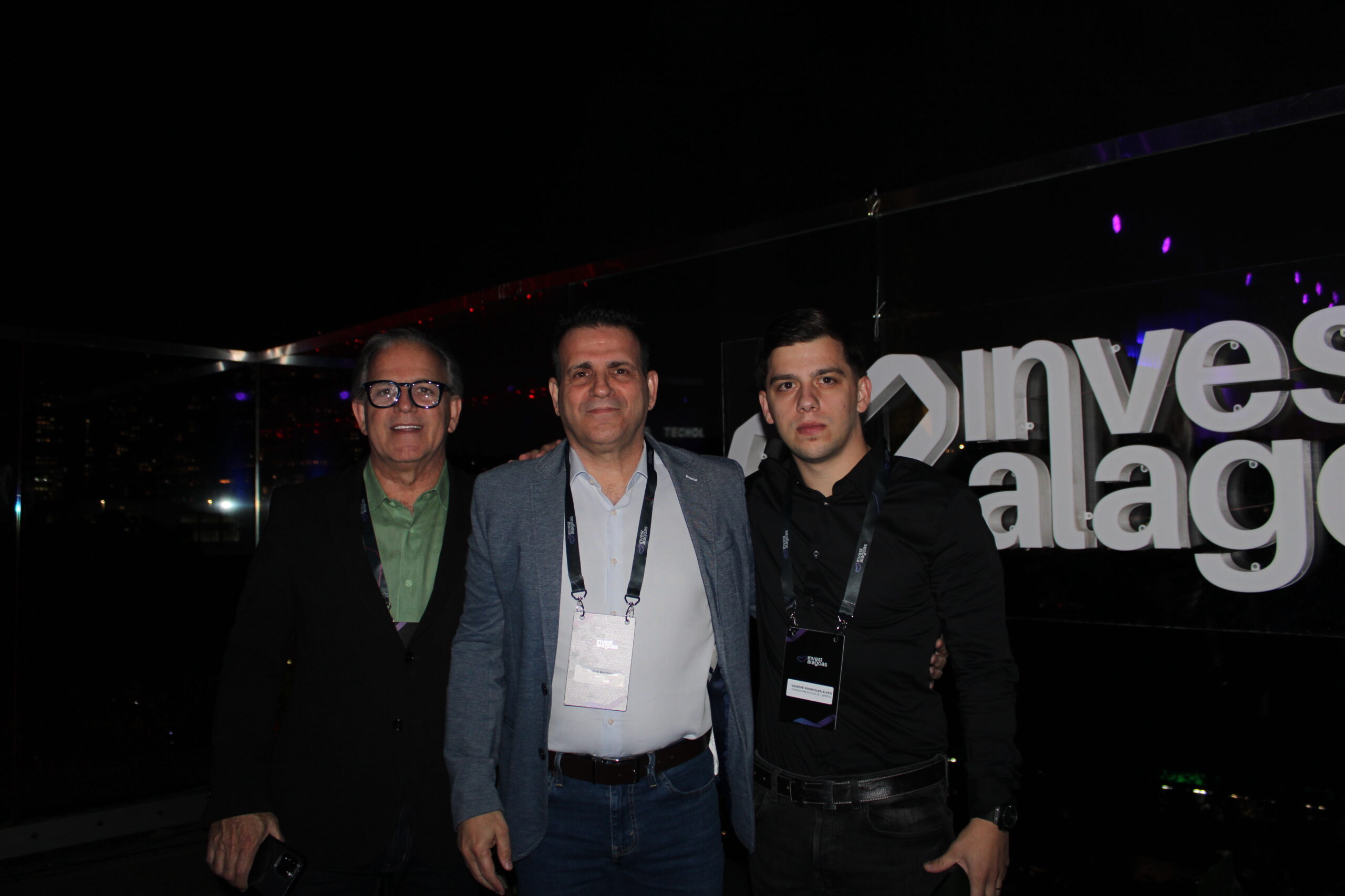 Robinson Rodrigues Alves, da Palmont ENG, entre Giuseppe Rodrigues Alves e Atila Rodrigues Alves, da Agrado Produtos de Limpeza no Invest Alagoas Giuseppe Rodrigues Alves (Agrado Produtos de Limpeza), Robinson Rodrigues Alves (Palmont ENG), Atila Rodrigues Alves (Agrado Produtos de Limpeza) no Invest Alagoas (Divulgação/Manuela Miniguini)