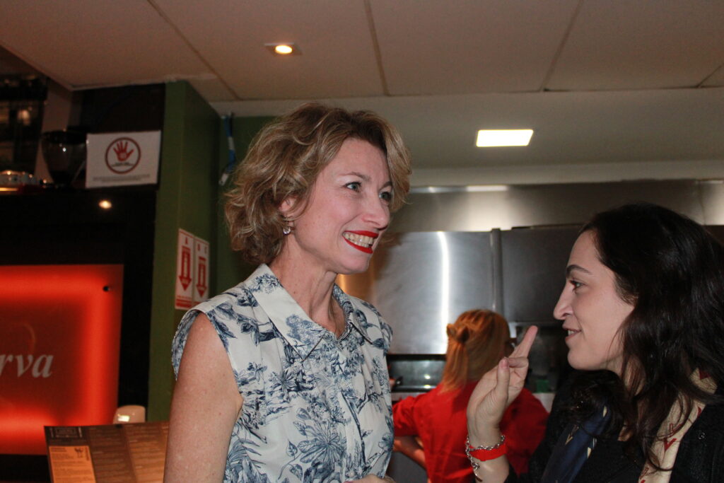 Caroline Putnoki recepcionando convidados durante o evento de lançamento da quarta edição do France Excellence