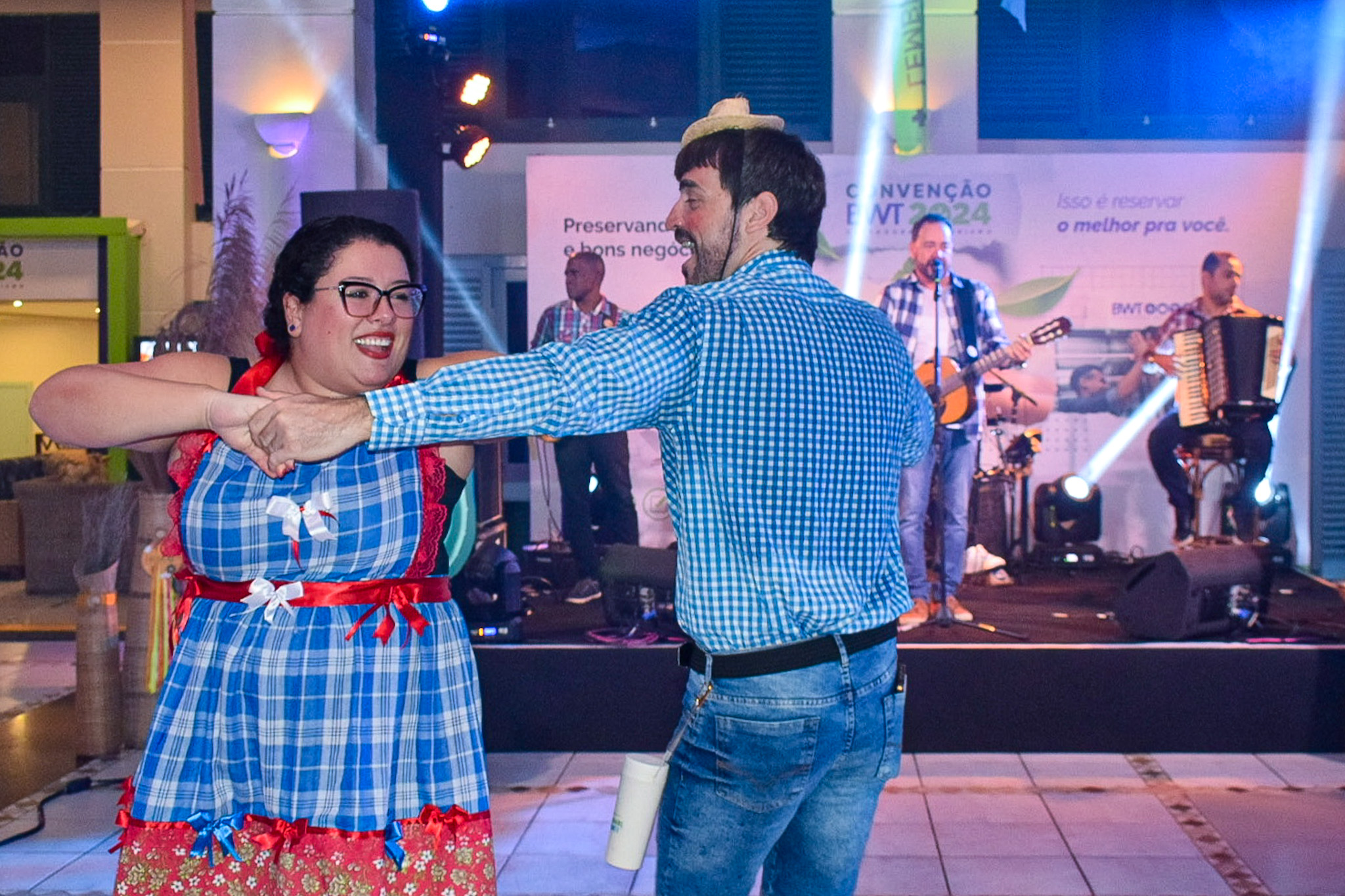 A banda ao vivo tocou sucessos do forró para os agentes parceiros A banda ao vivo tocou sucessos do forró para os agentes parceiros
