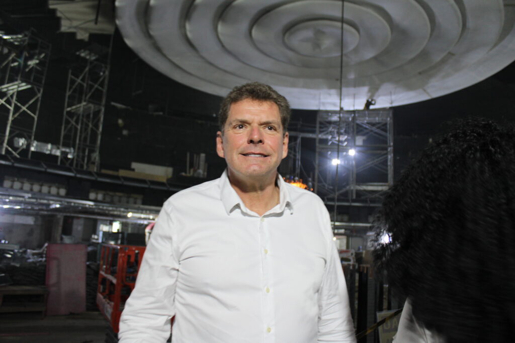 À frente da grande reforma, lexandre Accioly, empresário e idealizador do Roxy Dinner Show