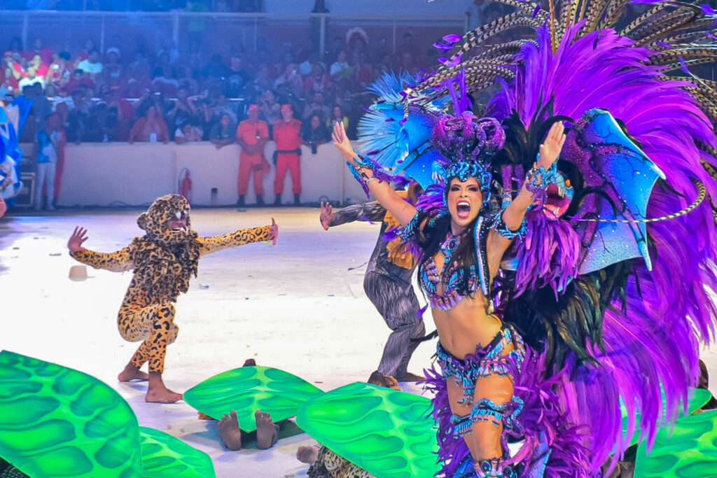 A rainha do Boi Caprichoso retorno na segunda noite do desfile com um figurino totalmente diferente