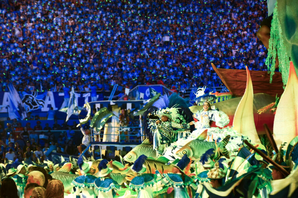 A torcida do Boi Caprichoso interagiu durante toda a apresentação com os elementos