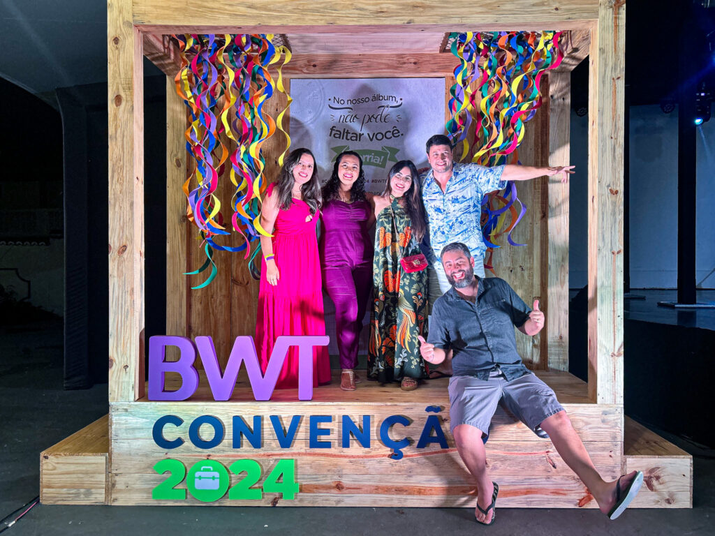 Adonai Filho e Gabriel Cordeiro, da BWT com agentes de viagens