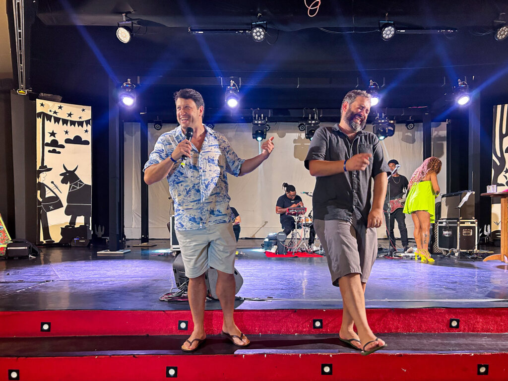 Adonai Filho e Gabriel Cordeiro se divertiram interagindo com os agentes de viagens na festa da Convenção