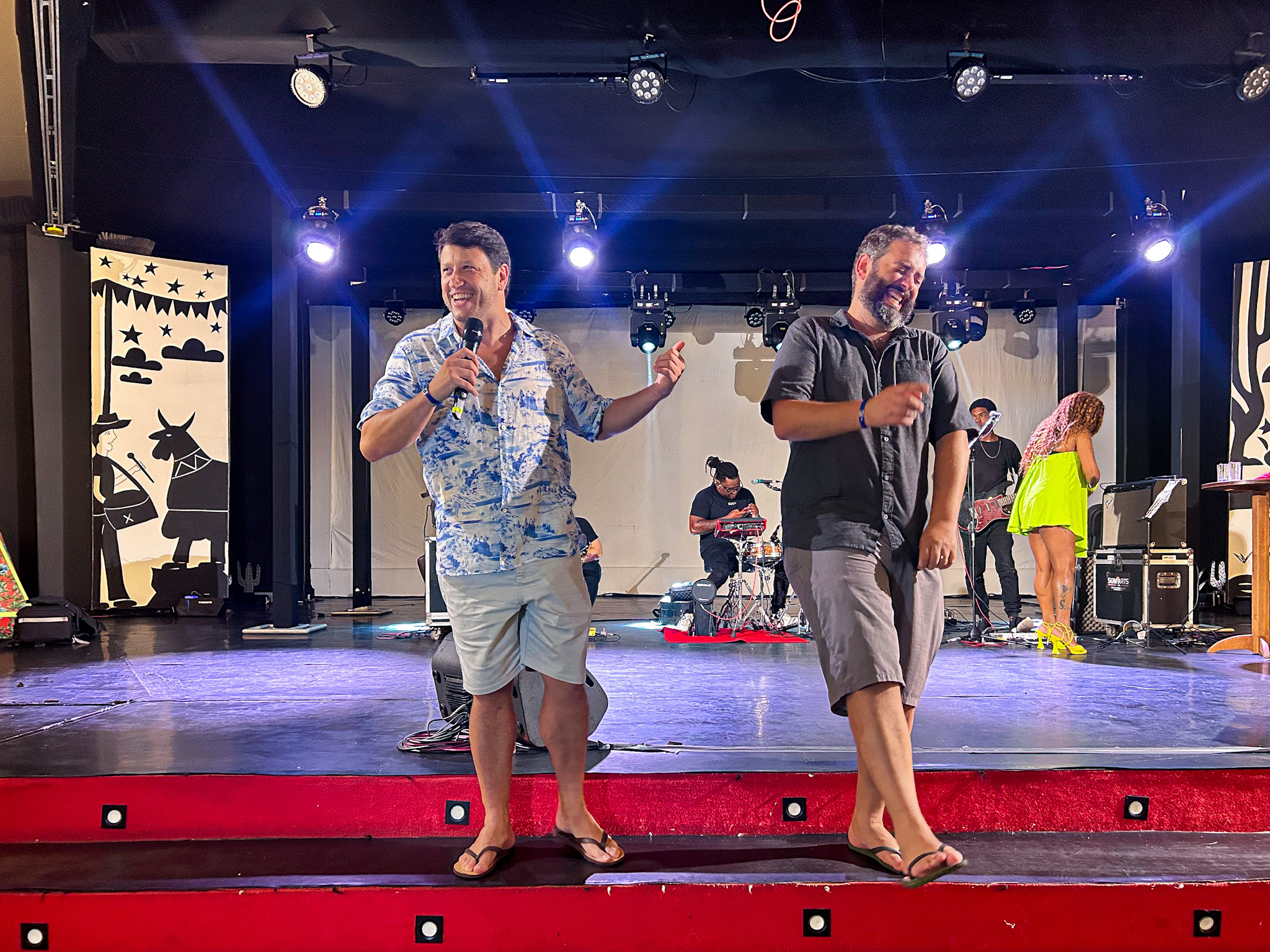 Adonai Filho e Gabriel Cordeiro se divertiram interagindo com os agentes de viagens na festa da Convenção