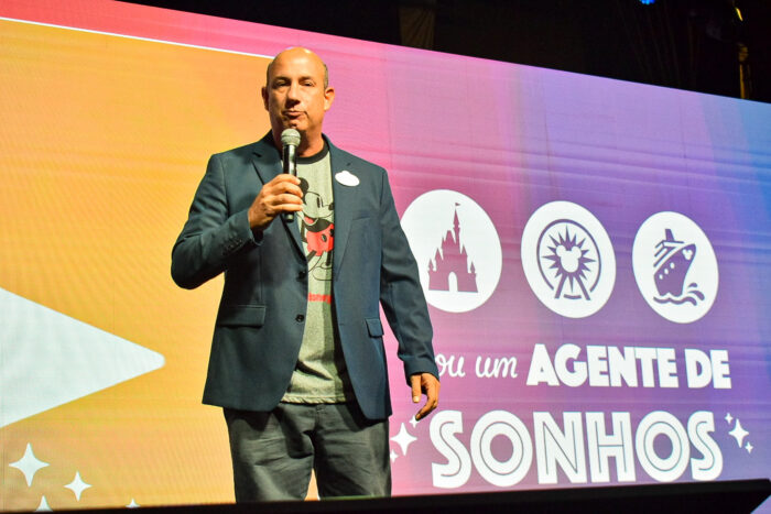 Disney apresenta novidades para cerca de 400 agentes de viagens em São Paulo; veja fotos 1 Alexander Haim gerente senior de vendas da Disney baseado no Brasil e1718314669770 Disney apresenta novidades para cerca de 400 agentes de viagens em São Paulo; veja fotos